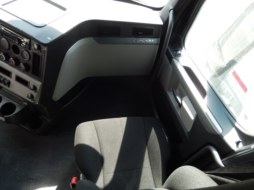 2019 FREIGHTLINER CASCADIA - Image 19